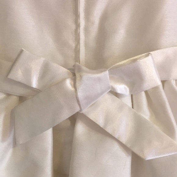 Nannette baby girl's white satin bow dress size12m - Picture 3 of 7